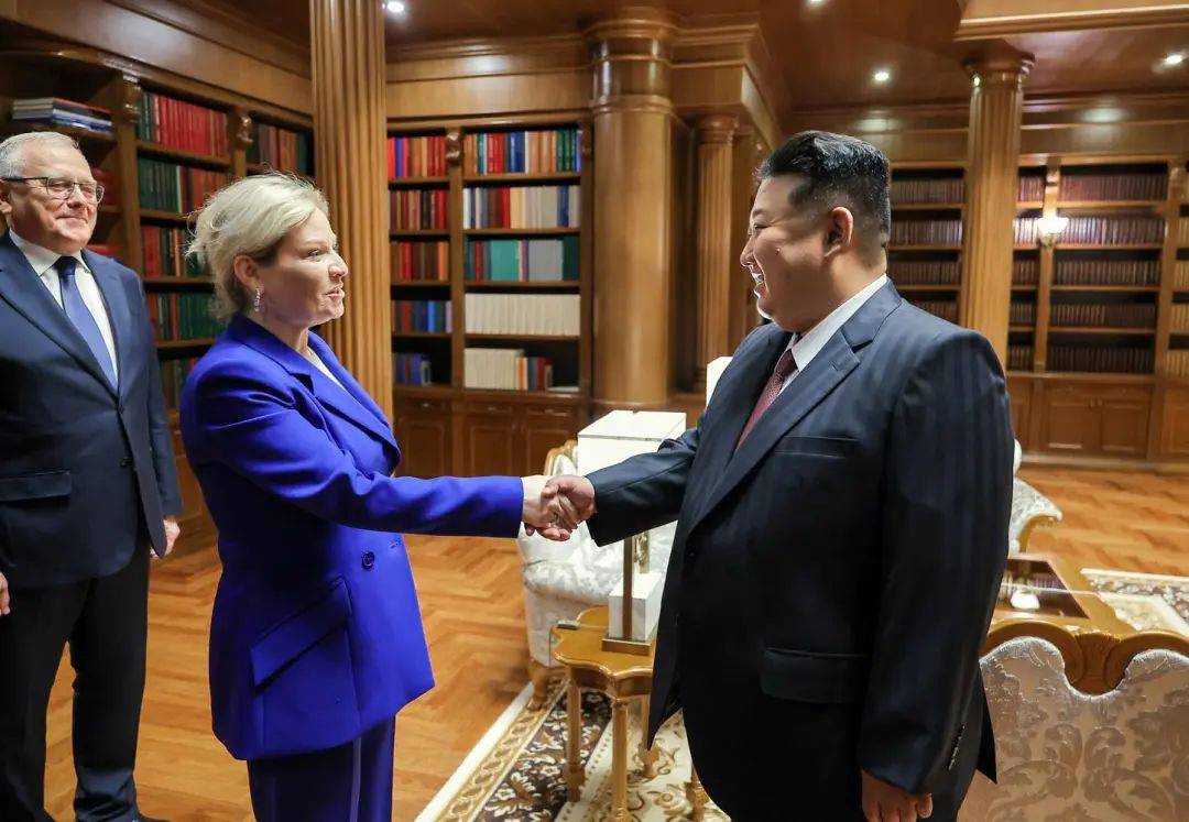 京都不死鸟 v 大阪飞脚
_金正恩会见俄文化部长京都不死鸟 v 大阪飞脚
，一起观看俄、朝文艺工作者公演