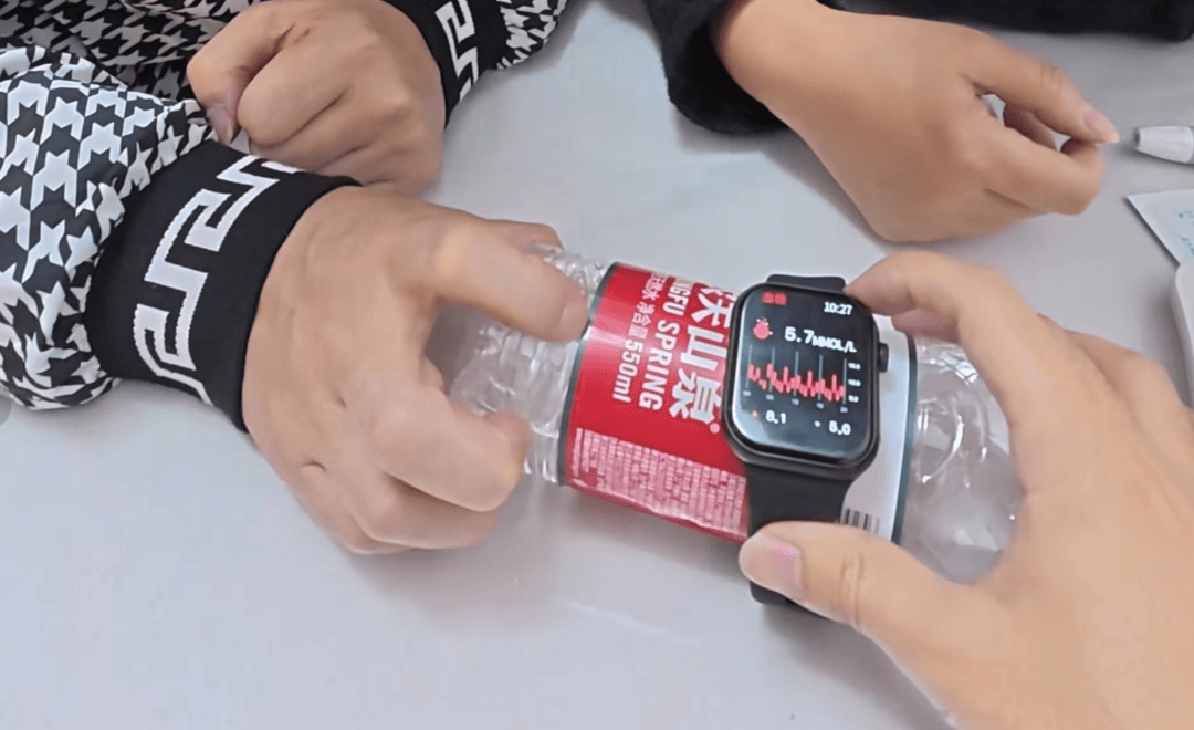 皇冠如何代理_父母花84元网购“神奇手表”皇冠如何代理,儿子发现能测万物:猫咪血糖5.9,吸尘器血糖7.4,父母:下次不买了